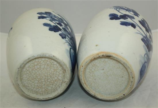 A pair of Chinese blue and white crackle glaze ovoid vases, early 20th century, 19.5cm